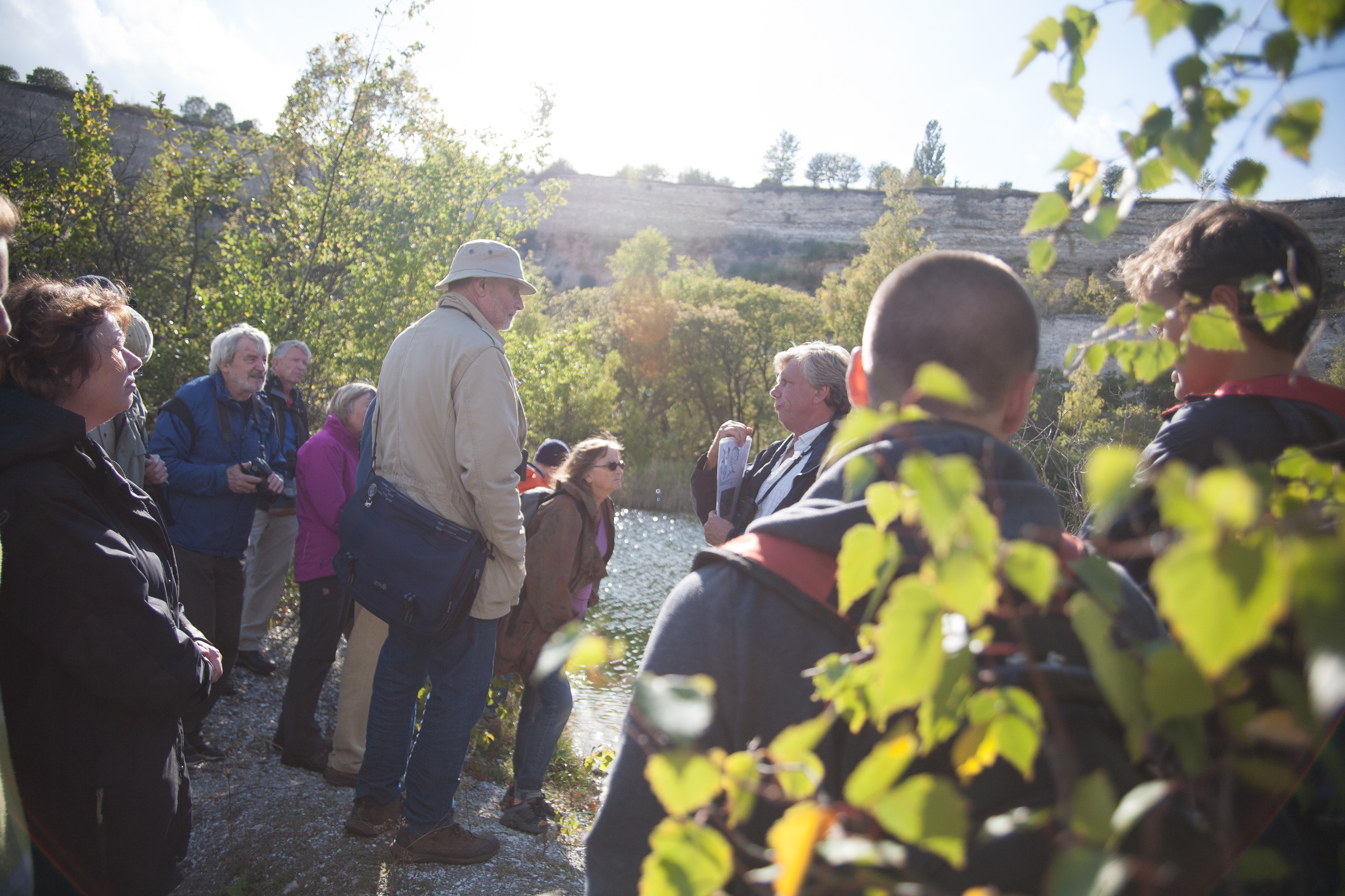 Ola Enquist guidar Naturskyddsföreningen i Limhamns kalkbrott