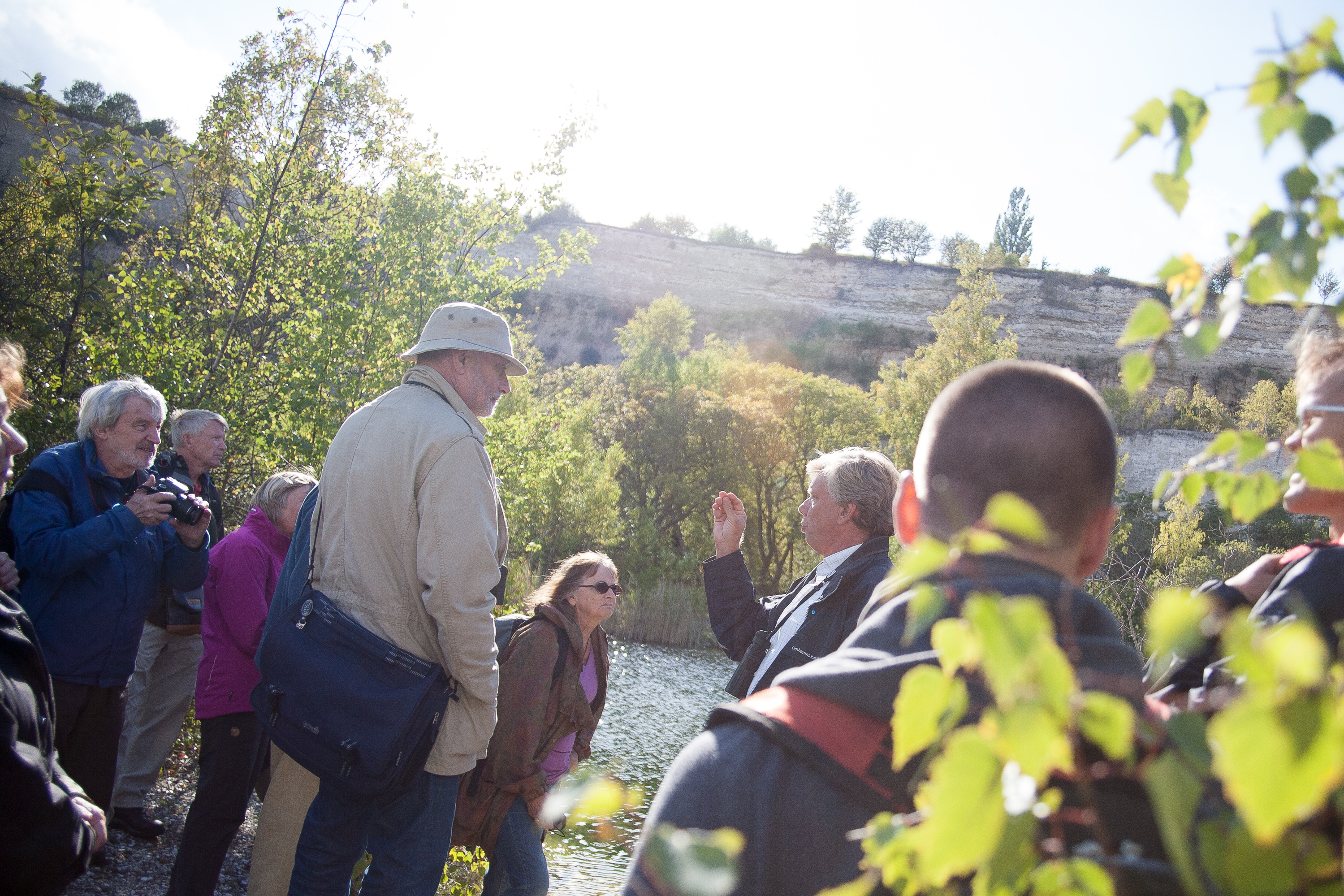 Ola Enquist guidar Naturskyddsföreningen i Limhamns kalkbrott